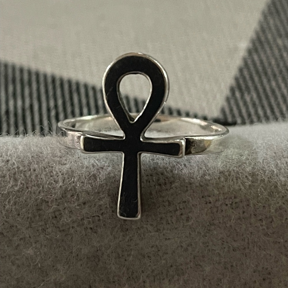 James Avery Vintage, Rare Ankh Cross Ring size 7 with box and pouch. A WOW.
